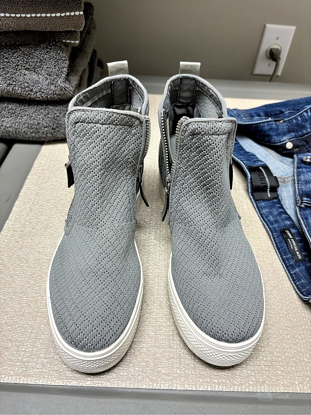 Steve Madden Click Wedge Sneaker Gray Zip side Sneakers size 8